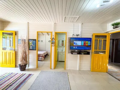 Uma televisão e/ou sistema de entretenimento em CASA FOCA 271 - piscina privativa, mesa de sinuca e pebolim, churrasqueira