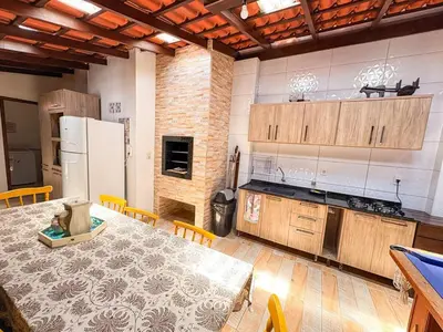 A cozinha ou kitchenette de CASA FOCA 271 - piscina privativa, mesa de sinuca e pebolim, churrasqueira
