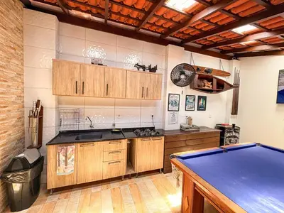 A cozinha ou kitchenette de CASA FOCA 271 - piscina privativa, mesa de sinuca e pebolim, churrasqueira