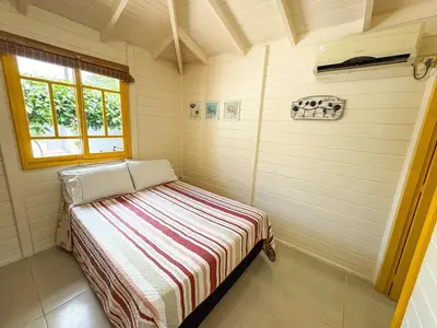 Uma cama ou camas num quarto em CASA FOCA 271 - piscina privativa, mesa de sinuca e pebolim, churrasqueira