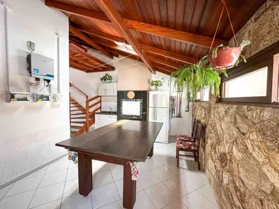 Uma televisão e/ou sistema de entretenimento em Quarto 3 - Hospedagem com café da manhã delicioso