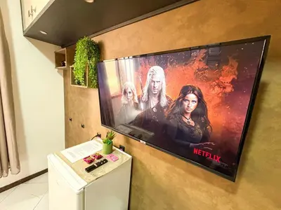 Uma televisão e/ou sistema de entretenimento em Quarto 2 - Hospedagem com café da manhã delicioso