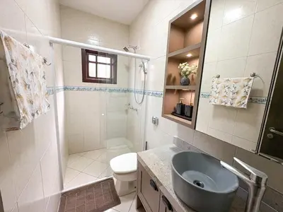 Uma casa de banho em Quarto 2 - Hospedagem com café da manhã delicioso