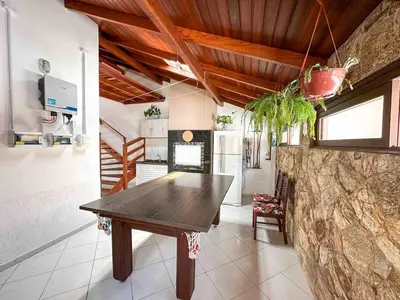 Uma televisão e/ou sistema de entretenimento em Quarto 1 - Hospedagem com café da manhã delicioso