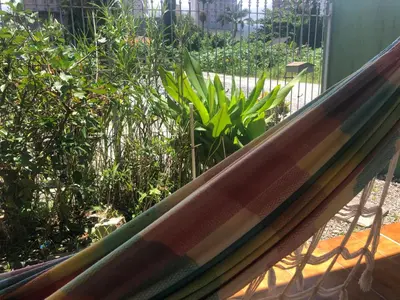 Um jardim no exterior de Quartos a 50 metros da praia