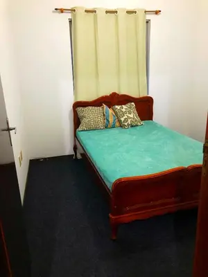 Uma cama ou camas num quarto em Quartos a 50 metros da praia