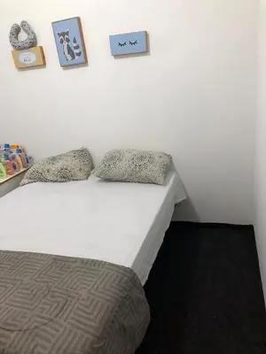 Uma cama ou camas num quarto em Quartos a 50 metros da praia
