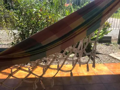 Um jardim no exterior de Quartos a 50 metros da praia