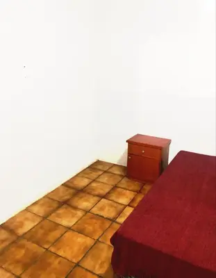 Uma cama ou camas num quarto em Kitnet a 50 metros da praia