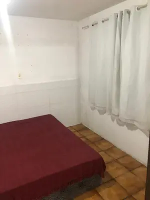 Uma cama ou camas num quarto em Kitnet a 50 metros da praia