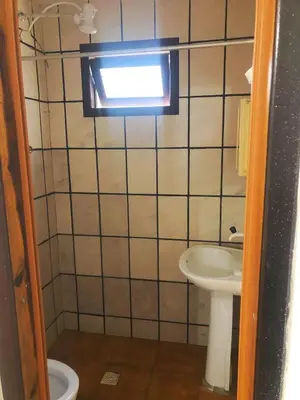 Uma casa de banho em Kitnet a 50 metros da praia