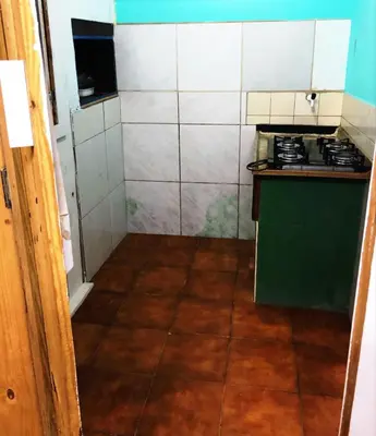 A cozinha ou kitchenette de Kitnet a 50 metros da praia