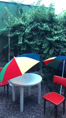 Um jardim no exterior de Kitnet a 50 metros da praia