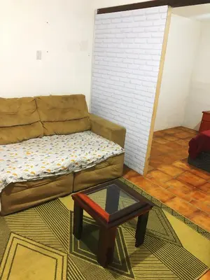 Uma área de estar em Kitnet a 50 metros da praia