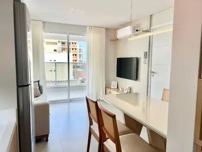 Uma televisão e/ou sistema de entretenimento em Lindo! Apto à 150 m. do Mar! NV05I