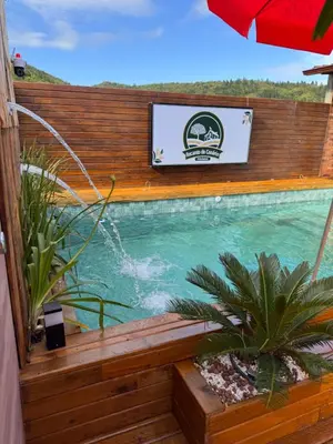 A piscina em ou perto de Pousada recanto do canário suite 2 Dallas