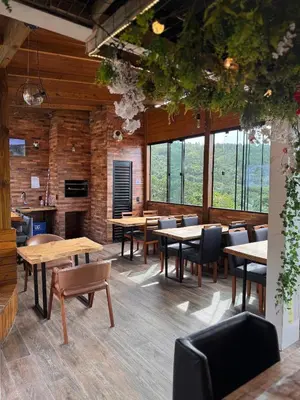 Um restaurante ou outro lugar para comer em Pousada Recanto do Canário Suite 3 Standart