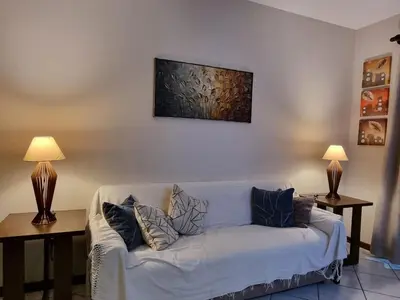 Uma área de estar em ITAPEMA- MEIA PRAIA - 180 M da PRAIA Confortável Apartamento