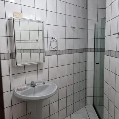 Uma casa de banho em ITAPEMA- MEIA PRAIA - 180 M da PRAIA Confortável Apartamento