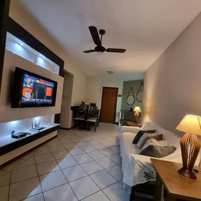 Uma televisão e/ou sistema de entretenimento em ITAPEMA- MEIA PRAIA - 180 M da PRAIA Confortável Apartamento