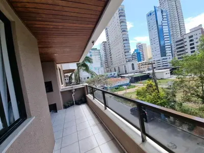 Uma varanda ou terraço em ITAPEMA- MEIA PRAIA - 180 M da PRAIA Confortável Apartamento