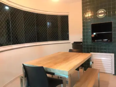 Uma televisão e/ou sistema de entretenimento em Quadra - Mar Rua 263 - Itapema - Meia Praia
