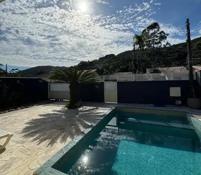 A piscina em ou perto de Casa piscina com hidromassagem