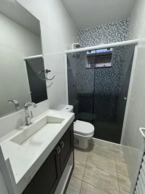 Uma casa de banho em Casa piscina com hidromassagem