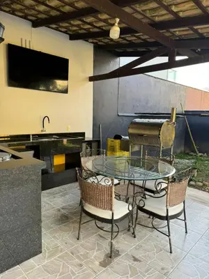 Uma televisão e/ou sistema de entretenimento em Casa piscina com hidromassagem