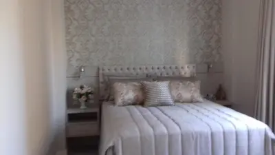 Uma cama ou camas num quarto em Ap da Liliane