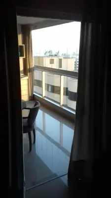 Uma área de estar em Ap da Liliane