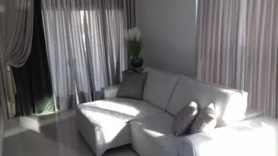 Uma área de estar em Ap da Liliane