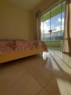 Uma área de estar em Apto Alecrim