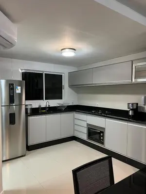 A cozinha ou kitchenette de Duplex Alto Padrão com Vista Mar