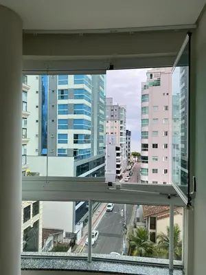 Uma vista geral de Itapema ou a vista da cidade a partir do apartamento