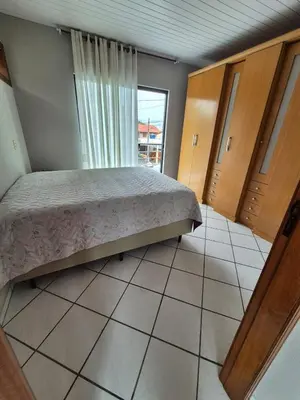 Uma cama ou camas num quarto em Beautiful Sobrado with air at Canto Grande Bombinhas Beach