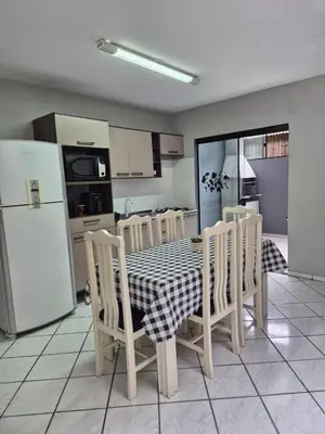 A cozinha ou kitchenette de Beautiful Sobrado with air at Canto Grande Bombinhas Beach