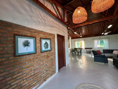 Uma área de estar em Casa Tempo e Mar - A Beira da Praia de Zimbros