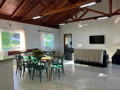Uma televisão e/ou sistema de entretenimento em Casa Tempo e Mar - A Beira da Praia de Zimbros