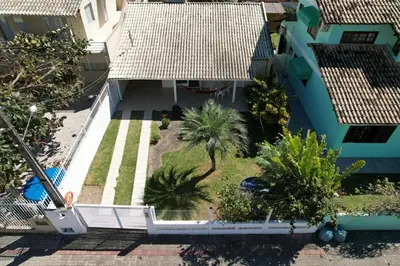 Um jardim no exterior de Casa Concha 300m Praia de Bombas