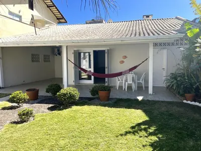 Um jardim no exterior de Casa Concha 300m Praia de Bombas