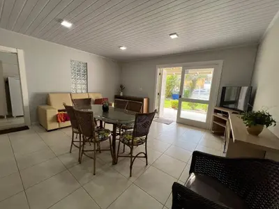 Uma televisão e/ou sistema de entretenimento em Casa Concha 300m Praia de Bombas
