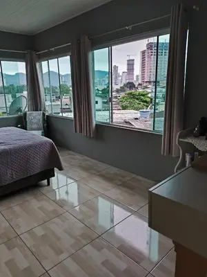 Uma cama ou camas num quarto em Linda casa 500 metros praia Itapema