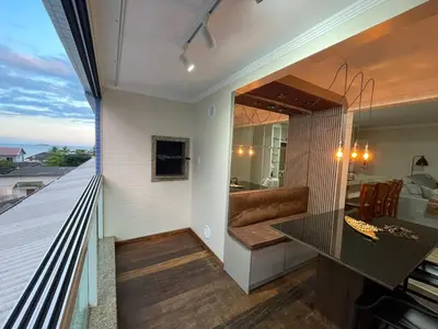 Uma televisão e/ou sistema de entretenimento em Apartamento na Praia do Perequê