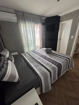 Uma cama ou camas num quarto em Apartamento na Praia do Perequê