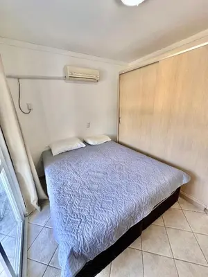 Uma cama ou camas num quarto em Apartamento a 50 metros da praia em Residencial Solar das Bromélias no Centro de Bombinhas