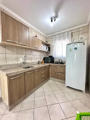 A cozinha ou kitchenette de Apartamento a 50 metros da praia em Residencial Solar das Bromélias no Centro de Bombinhas