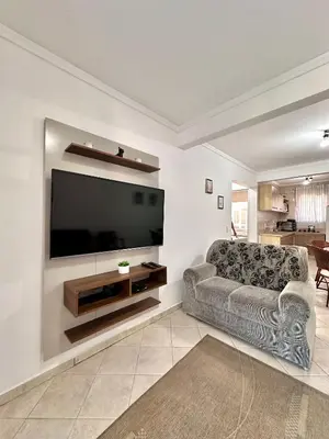 Uma televisão e/ou sistema de entretenimento em Apartamento a 50 metros da praia em Residencial Solar das Bromélias no Centro de Bombinhas