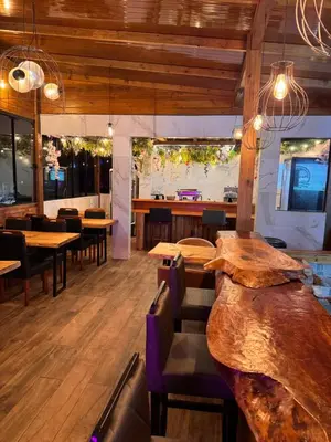 Um restaurante ou outro lugar para comer em Pousada Recanto do Canário Suite 4 Premium