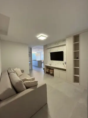 Uma televisão e/ou sistema de entretenimento em Apartamento novo frente mar